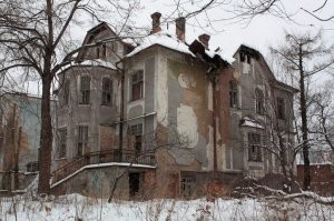 скорее всего так как на побережье то принадлежит министерству обороны! а вояки не продают ничего лучше пусть рарушится или цену запрашивают такую что и нахер никому не надо!  в Калининграде много старых (еще немецких)  особняков которые принадлежат МО  и находятся в полном запустении и несмотря на то что причеслены к памятникам архитектуры потихоньку разрушаются, как и здания принадлежащие МВД. как например бывший горотдел в котором был пожар лет 12 назад, и с т ех пор  развалилось уже то что было целым, ждут пока выкупят землю под застройку! И эти здания находятся не где то на окраине  а в самом центре города.