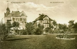 скорее всего так как на побережье то принадлежит министерству обороны! а вояки не продают ничего лучше пусть рарушится или цену запрашивают такую что и нахер никому не надо!  в Калининграде много старых (еще немецких)  особняков которые принадлежат МО  и находятся в полном запустении и несмотря на то что причеслены к памятникам архитектуры потихоньку разрушаются, как и здания принадлежащие МВД. как например бывший горотдел в котором был пожар лет 12 назад, и с т ех пор  развалилось уже то что было целым, ждут пока выкупят землю под застройку! И эти здания находятся не где то на окраине  а в самом центре города.