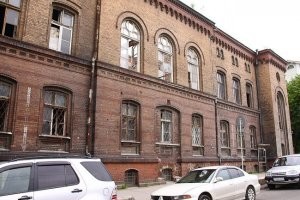 скорее всего так как на побережье то принадлежит министерству обороны! а вояки не продают ничего лучше пусть рарушится или цену запрашивают такую что и нахер никому не надо!  в Калининграде много старых (еще немецких)  особняков которые принадлежат МО  и находятся в полном запустении и несмотря на то что причеслены к памятникам архитектуры потихоньку разрушаются, как и здания принадлежащие МВД. как например бывший горотдел в котором был пожар лет 12 назад, и с т ех пор  развалилось уже то что было целым, ждут пока выкупят землю под застройку! И эти здания находятся не где то на окраине  а в самом центре города.