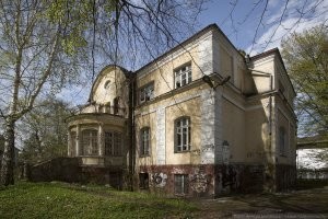 скорее всего так как на побережье то принадлежит министерству обороны! а вояки не продают ничего лучше пусть рарушится или цену запрашивают такую что и нахер никому не надо!  в Калининграде много старых (еще немецких)  особняков которые принадлежат МО  и находятся в полном запустении и несмотря на то что причеслены к памятникам архитектуры потихоньку разрушаются, как и здания принадлежащие МВД. как например бывший горотдел в котором был пожар лет 12 назад, и с т ех пор  развалилось уже то что было целым, ждут пока выкупят землю под застройку! И эти здания находятся не где то на окраине  а в самом центре города.