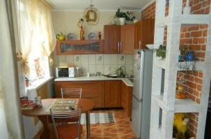 Во первых, все интерьеры - современные. Автор этого дерь.ма хотя бы озаботился реальными фото интерьеров 1800-х (благо замков - тьма)
2100г. -  а вы уверены, что для хомо сапиенс он настанет?
Кстати, вот шик 2000г.