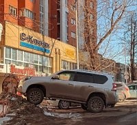 Ну вот тут больше похоже что фемида на КИА просто решила проучить дятла на тойоте

А к внедорожникам на сугробах, скорее всего, тоже вопросов нет - похоже что стоят они там где ДОЛЖНА быть парковка, но жилищные службы не успели или не захотели убрать снег. 
У нас во дворе во время снегопадов тоже половина машин вынуждена была как угодно вкорячиваться в сугробы там где раньше были парковки.