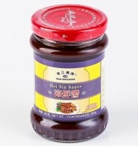 Очевидно автор описывал этот соус.
Состав, указанный на банке: 
сахар 43%, паста из соевых бобов (вода, соль, соевые бобы, пшеничная мука) 24%, вода 13,72%, соевый соус(вода, соль, соевые бобы, пшеничная мука) 9,5%, уксус (вода, рис) 2,5%, крахмал 2%, чеснок 1,8%, перец чили 1%, специи 1 %, пищевой краситель сахарный колер (I) 1%, белый кунжут, антиоксидант аскорбат натрия, консервант сорбат калия, пищевой краситель кармин.

Изготовитель - Китай

И абсолютно никаких морепродуктов в составе.