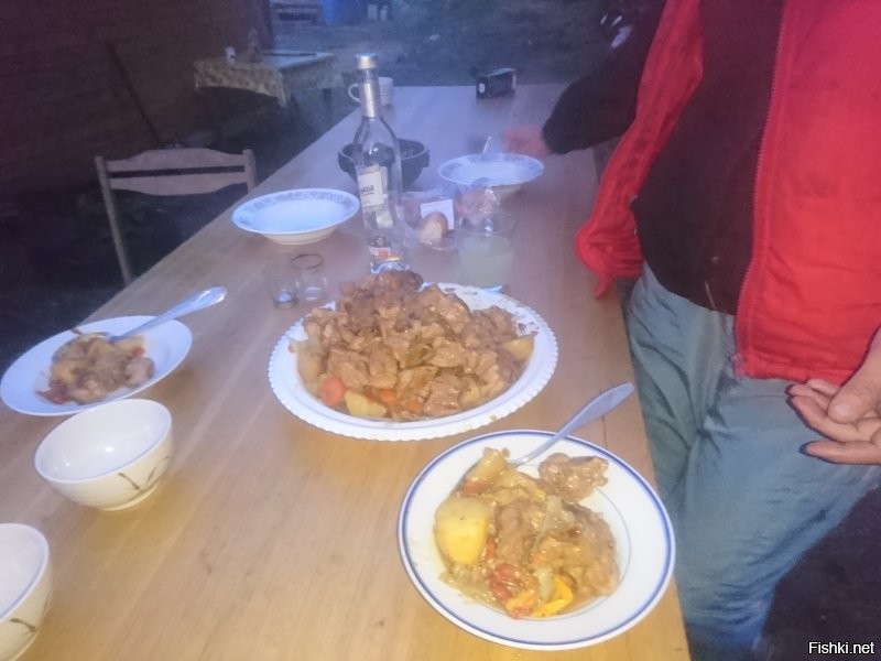 Не- не- не. Я лучше откажусь от мучного, сладкого (хотя я его и не ем, кроме сгущенки), маринованного. Но к 5 номеру не вернусь. У меня за последние два года появились нормальный мангал, коптилка, тандыр-гриль, два чугунных казана (6 и 22 л.) с печкой и дубовый стол. Как я без всего этого богатства. Мне доча китайскую и корейскую еду готовит, сестра индийскую, жена русскую, а маман татарскую (эчпочмаки правда беляшами называет). Да и я готовить люблю. Мне на диету никак нельзя, я ж похудею (без буквы П и Д), и жена говорит что я когда худой страшный, хоть в этом поподкаблучествую.