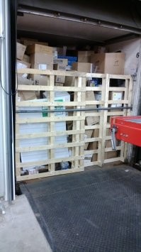 примерно так выглядит 40-футовая "loose-loaded" фура, когда она приходит на терминал DPD. Трем-четырем операторам с двумя погрузчиками (на случай нахождения под слоем посылок цельных поддонов) удается разгрузить ее за 30-40 минут. Желаю команде Boston Dynamics всяческих творческих узбеков ) И терпения.