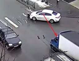 Просто не надо смотреть в одну сторону, а ехать в другую! Мне так кекс один бочину прогладил.