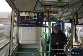 У нас пишут. И номер маршрута и какие остановки, а также 
время, температуру за бортом и в салоне. И ещё есть USB-порты для зарядки гаджетов.