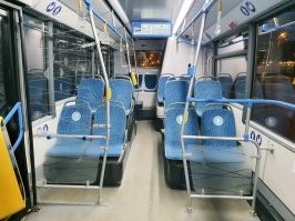 У нас пишут. И номер маршрута и какие остановки, а также 
время, температуру за бортом и в салоне. И ещё есть USB-порты для зарядки гаджетов.