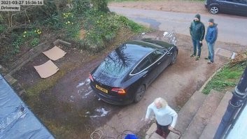 В Англии женщина, мывшая машину, провалилась под землю