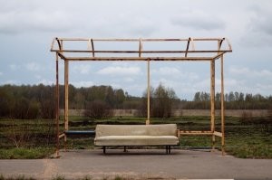 Это не уют. Это остановку спи (зачеркнуто) разобрали (((. К сожалению - по области у нас таких примеров - немало (((. Особенно - в пригороде и небольших пгт.