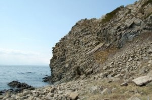 Потому что вулкан не извергался такими колоннами, а так формировалась остывая лава. Такие формы существуют по всему свету. Самые распиаренные в Исландии. Но есть и в Греции, в Новой Зеландии, в Армении, Ирландии, Вьетнаме,в Турции, на Украине (второе фото), на Гавайских островах и даже на наших Курильских! Три последних фото Кунашир. Любуйтесь и учитесь, дабы не позориться и не писать глупости. Впрочем судя по вашим остальным комментам, вы несведущи по очень многим вопросам, но пыжитесь выставить себя умным.