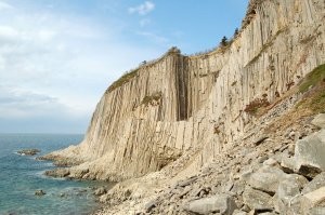 Потому что вулкан не извергался такими колоннами, а так формировалась остывая лава. Такие формы существуют по всему свету. Самые распиаренные в Исландии. Но есть и в Греции, в Новой Зеландии, в Армении, Ирландии, Вьетнаме,в Турции, на Украине (второе фото), на Гавайских островах и даже на наших Курильских! Три последних фото Кунашир. Любуйтесь и учитесь, дабы не позориться и не писать глупости. Впрочем судя по вашим остальным комментам, вы несведущи по очень многим вопросам, но пыжитесь выставить себя умным.