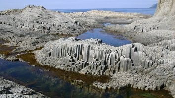 Потому что вулкан не извергался такими колоннами, а так формировалась остывая лава. Такие формы существуют по всему свету. Самые распиаренные в Исландии. Но есть и в Греции, в Новой Зеландии, в Армении, Ирландии, Вьетнаме,в Турции, на Украине (второе фото), на Гавайских островах и даже на наших Курильских! Три последних фото Кунашир. Любуйтесь и учитесь, дабы не позориться и не писать глупости. Впрочем судя по вашим остальным комментам, вы несведущи по очень многим вопросам, но пыжитесь выставить себя умным.