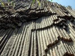 Потому что вулкан не извергался такими колоннами, а так формировалась остывая лава. Такие формы существуют по всему свету. Самые распиаренные в Исландии. Но есть и в Греции, в Новой Зеландии, в Армении, Ирландии, Вьетнаме,в Турции, на Украине (второе фото), на Гавайских островах и даже на наших Курильских! Три последних фото Кунашир. Любуйтесь и учитесь, дабы не позориться и не писать глупости. Впрочем судя по вашим остальным комментам, вы несведущи по очень многим вопросам, но пыжитесь выставить себя умным.