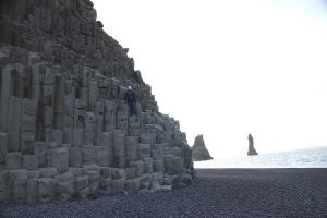 Потому что вулкан не извергался такими колоннами, а так формировалась остывая лава. Такие формы существуют по всему свету. Самые распиаренные в Исландии. Но есть и в Греции, в Новой Зеландии, в Армении, Ирландии, Вьетнаме,в Турции, на Украине (второе фото), на Гавайских островах и даже на наших Курильских! Три последних фото Кунашир. Любуйтесь и учитесь, дабы не позориться и не писать глупости. Впрочем судя по вашим остальным комментам, вы несведущи по очень многим вопросам, но пыжитесь выставить себя умным.