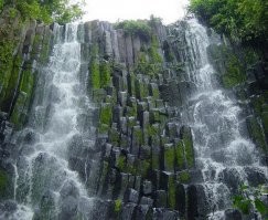 Потому что вулкан не извергался такими колоннами, а так формировалась остывая лава. Такие формы существуют по всему свету. Самые распиаренные в Исландии. Но есть и в Греции, в Новой Зеландии, в Армении, Ирландии, Вьетнаме,в Турции, на Украине (второе фото), на Гавайских островах и даже на наших Курильских! Три последних фото Кунашир. Любуйтесь и учитесь, дабы не позориться и не писать глупости. Впрочем судя по вашим остальным комментам, вы несведущи по очень многим вопросам, но пыжитесь выставить себя умным.