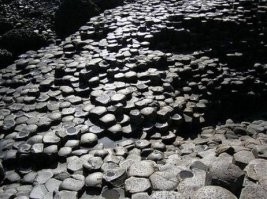 Потому что вулкан не извергался такими колоннами, а так формировалась остывая лава. Такие формы существуют по всему свету. Самые распиаренные в Исландии. Но есть и в Греции, в Новой Зеландии, в Армении, Ирландии, Вьетнаме,в Турции, на Украине (второе фото), на Гавайских островах и даже на наших Курильских! Три последних фото Кунашир. Любуйтесь и учитесь, дабы не позориться и не писать глупости. Впрочем судя по вашим остальным комментам, вы несведущи по очень многим вопросам, но пыжитесь выставить себя умным.