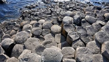 Потому что вулкан не извергался такими колоннами, а так формировалась остывая лава. Такие формы существуют по всему свету. Самые распиаренные в Исландии. Но есть и в Греции, в Новой Зеландии, в Армении, Ирландии, Вьетнаме,в Турции, на Украине (второе фото), на Гавайских островах и даже на наших Курильских! Три последних фото Кунашир. Любуйтесь и учитесь, дабы не позориться и не писать глупости. Впрочем судя по вашим остальным комментам, вы несведущи по очень многим вопросам, но пыжитесь выставить себя умным.