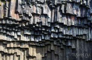 Потому что вулкан не извергался такими колоннами, а так формировалась остывая лава. Такие формы существуют по всему свету. Самые распиаренные в Исландии. Но есть и в Греции, в Новой Зеландии, в Армении, Ирландии, Вьетнаме,в Турции, на Украине (второе фото), на Гавайских островах и даже на наших Курильских! Три последних фото Кунашир. Любуйтесь и учитесь, дабы не позориться и не писать глупости. Впрочем судя по вашим остальным комментам, вы несведущи по очень многим вопросам, но пыжитесь выставить себя умным.