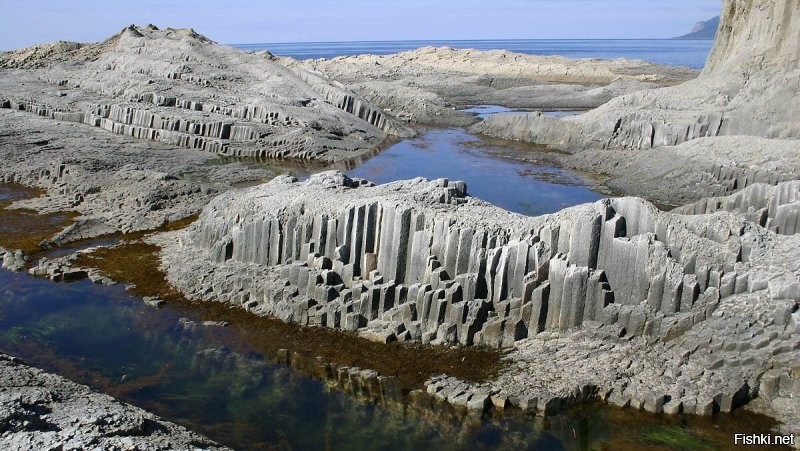 Потому что вулкан не извергался такими колоннами, а так формировалась остывая лава. Такие формы существуют по всему свету. Самые распиаренные в Исландии. Но есть и в Греции, в Новой Зеландии, в Армении, Ирландии, Вьетнаме,в Турции, на Украине (второе фото), на Гавайских островах и даже на наших Курильских! Три последних фото Кунашир. Любуйтесь и учитесь, дабы не позориться и не писать глупости. Впрочем судя по вашим остальным комментам, вы несведущи по очень многим вопросам, но пыжитесь выставить себя умным.
