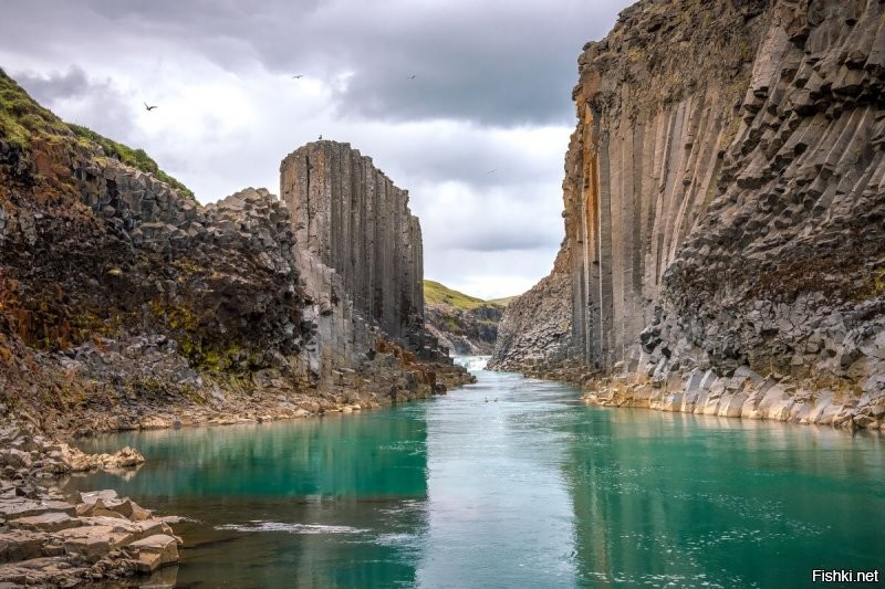Потому что вулкан не извергался такими колоннами, а так формировалась остывая лава. Такие формы существуют по всему свету. Самые распиаренные в Исландии. Но есть и в Греции, в Новой Зеландии, в Армении, Ирландии, Вьетнаме,в Турции, на Украине (второе фото), на Гавайских островах и даже на наших Курильских! Три последних фото Кунашир. Любуйтесь и учитесь, дабы не позориться и не писать глупости. Впрочем судя по вашим остальным комментам, вы несведущи по очень многим вопросам, но пыжитесь выставить себя умным.