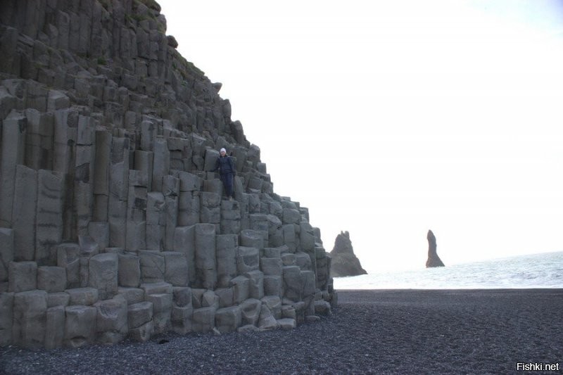 Потому что вулкан не извергался такими колоннами, а так формировалась остывая лава. Такие формы существуют по всему свету. Самые распиаренные в Исландии. Но есть и в Греции, в Новой Зеландии, в Армении, Ирландии, Вьетнаме,в Турции, на Украине (второе фото), на Гавайских островах и даже на наших Курильских! Три последних фото Кунашир. Любуйтесь и учитесь, дабы не позориться и не писать глупости. Впрочем судя по вашим остальным комментам, вы несведущи по очень многим вопросам, но пыжитесь выставить себя умным.