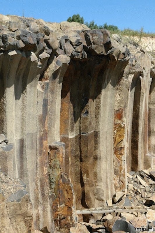 Потому что вулкан не извергался такими колоннами, а так формировалась остывая лава. Такие формы существуют по всему свету. Самые распиаренные в Исландии. Но есть и в Греции, в Новой Зеландии, в Армении, Ирландии, Вьетнаме,в Турции, на Украине (второе фото), на Гавайских островах и даже на наших Курильских! Три последних фото Кунашир. Любуйтесь и учитесь, дабы не позориться и не писать глупости. Впрочем судя по вашим остальным комментам, вы несведущи по очень многим вопросам, но пыжитесь выставить себя умным.