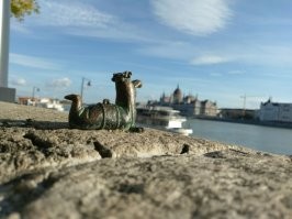 И снова Будапешт.  
Памятник червячку из мультика  "Заядлый рыбак" на набережной Дуная.
Фигурка 15 см всего.