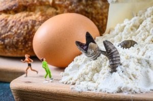 Художник создает сказочные миры в обычных бытовых интерьерах