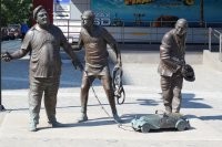 Этот памятник не в Сочи, а в Перми, возле кинотеатра "Кристалл".