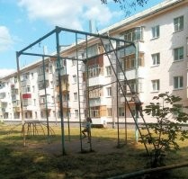 Что тут не так? У меня в советском детстве почти такая же хрень в соседнем дворе стояла, только еще канат был и вертикальная труба рядом с наклонной лестницей, по которой все катались (как в фильмах про пожарников). Честно говоря, не могу вспомнить ни одного случая, чтоб там кто-то получил какую-нибудь травму.