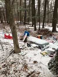 Едут по трассе... 
-- дорогой, мне больше не нужно кольцо для баскетбола и матрас от кровати, приоткрой чуток окно, я их выкину...