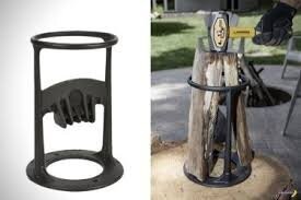 Ставишь полено сверху и кувалдой (у меня кувалдочка) херракс - сучкИ, не сучки - разлетается тока так!