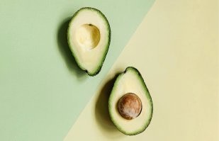 В обще товарищи, вот совет 100% не важно какой цвет и прочее: давишь пальцами, если внутри консистенция как пластилин давиться, то норм, бери. Если упругое, и при надавливании возвращает прежнюю форму, то внутри "деревянная" мякоть и горькая. Всё.