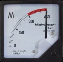 В Турции уличная кошка принесла котят в медклинику, надеясь на помощь