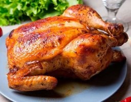 Вы не поверите и будете страшно удивлены, но на картинке - жаренная курочка из настоящей курочки из настоящего куриного мяса с настоящей куриной шкурочкой.
И самое главное - она выглядит как жаренная курочка, а не как арбуз или коровья лепешка.