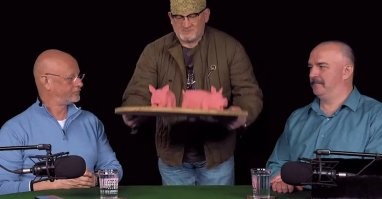 Чувак берет интервью у Гоблина. И в конце сетует, что затянулось по времени. Его вопрошает Дементий - А куда так спешишь? - На акцию за Навального.
- Не переживай, твоя доля пиз.дюлей тебя дождется.