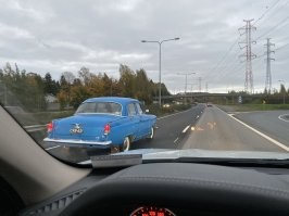 Вот еще из Финляндии. За рулём мальчик лет 20, рядом девочка. Оба на стиле «Осень 75». Прикольные;)