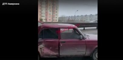 Открывает дверь сразу видим что красавчик "стеснителен" очень.  Далее скрин с другого источника через какое то время.