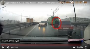 Открывает дверь сразу видим что красавчик "стеснителен" очень.  Далее скрин с другого источника через какое то время.