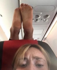 Как она так изогнулась...., не могу так..., бесит!!