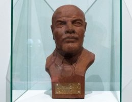 Зуб на вылет, чем дальше на восток- тем смешнее.