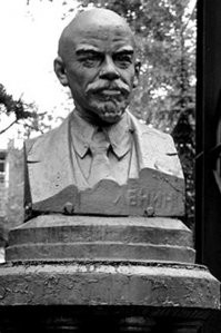 Зуб на вылет, чем дальше на восток- тем смешнее.