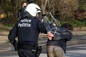 а этого, по-любому, из комнаты грязи ведут: