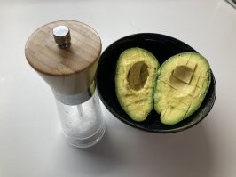 Авокадо рецепт (только что замутил)
Разрезаем спелый авокадо, кость не грызём. Её можно посадить и вырастить на подоконнике дерево, но это другая история...
Внутри режем на кубики и их раздвигаем.
Заливаем лимоном
Солим хорошенько
Чайная ложка и вперёд!
Вкусняу