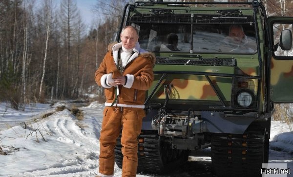Тут на фотке создаётся иллюзия что Путин держит автомат.
