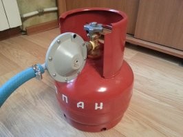 Я пользуюсь газом, нахожу лаз под кучей, вставляю шланг, утрамбовываю и пускаю газ, ненадолго, секунд на 5 - 10 (чтобы не убить, а отпугнуть - я не нацист) - довольно действенно. Иногда всё-таки появляются (видно залётные, пороха, вернее газа, не нюхали), тогда повторяю процедуру.