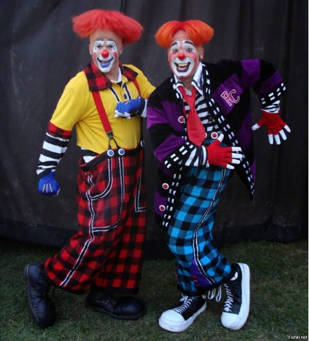 There three clowns at the. Клоун в цирке. Два клоуна. Стильный клоун. Костюм клоуна.