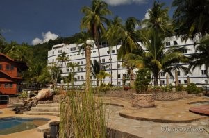 Не единственный. На Ко Чанге есть отель-корабль. Едешь себе через джунгли. Бац корабль. Хоть море и не далеко, но выхода к нему нет. 
К стати райское место. Пустынные пляжи, чистейшее море, моторные суда запрещены, только каное и катамараны. Единственный минус, кокосы. Падают без предупреждения.