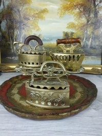 Я вот такой утюг поднял с глубины 40 см в местных горах Арденнах , принес домой почистил отмыл как следует ну и поставил ради декорации на аквариум , пришел друг и говорит продай пожалуйста я их коллекционирую , короче так подарил а вот когда к нему на дачу приехал то действительно у него их штук 40 расставлены на полках .